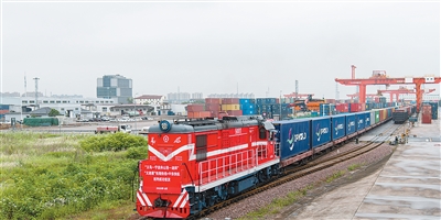 一列满载货物的海铁联运班列从铁路浙江义乌西站开出，驶向宁波舟山港。.jpg