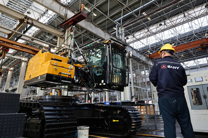 2025年4月15日，工人在上海三一重机股份有限公司产线上工作。新华社记者 方喆 摄.jpg