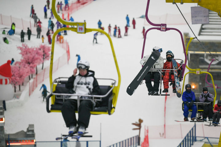 2025年1月12日，在成都热雪奇迹室内滑雪场，滑雪爱好者搭乘索道前往高级道。新华社记者 胥冰洁 摄.jpeg