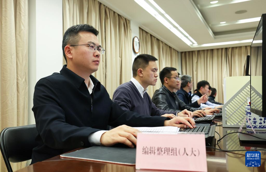 3月5日，工作人员将汇集的代表委员意见建议分类汇总。新华社记者 卢烨 摄