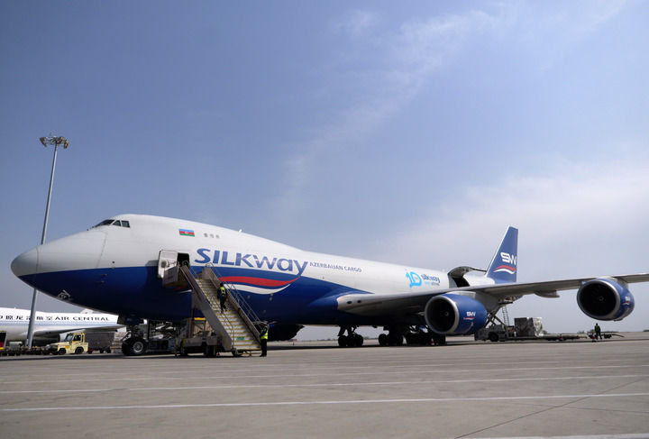 2025年4月2日，一架阿塞拜疆丝绸之路西部航空公司的货机停靠在郑州新郑国际机场停机坪上。新华社记者 李嘉南 摄.jpg