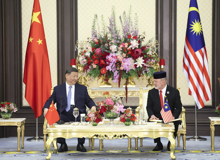 4月16日上午，马来西亚最高元首易卜拉欣在马来西亚国家王宫同中国国家主席习近平举行会见。新华社记者 黄敬文 摄 .jpg