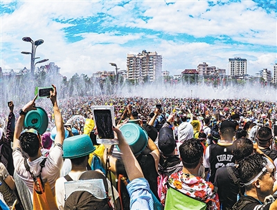 图为云南西双版纳泼水节场景。.jpg
