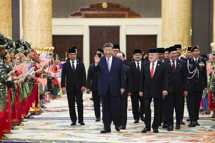 这是习近平向欢迎人群挥手致意。新华社记者 黄敬文 摄.jpg