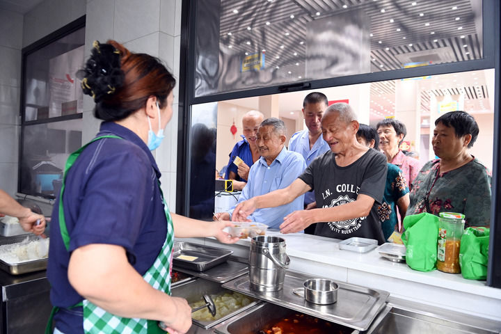 老年人在浙江衢州常山县球川镇的“幸福食堂”排队取餐（2025年6月22日摄）。新华社记者 金良快 摄.jpg