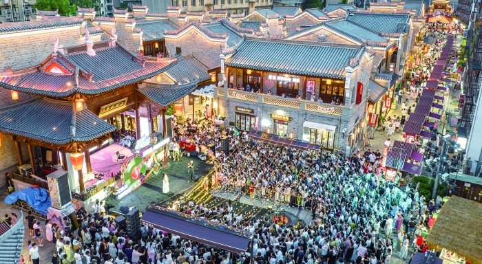 7月25日,游客在湖北省襄阳古城管家巷文化休闲街区观看星光音乐会。 新华社图.jpg