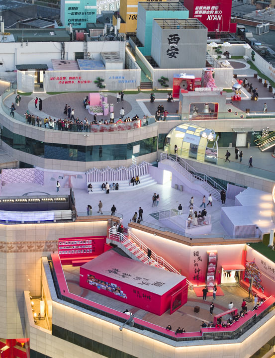 2025年3月19日，游客在西安开元商城观景平台上拍照游玩（无人机照片）。新华社记者 邵瑞 摄.jpg