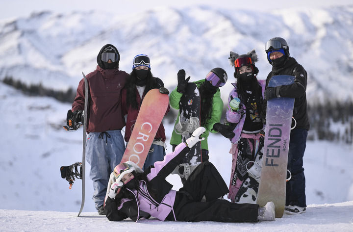 2025年1月28日，来自浙江的“95后”姑娘张琦彬（前）与一起滑雪过年的同伴们在新疆阿勒泰将军山国际滑雪度假区合影。新华社记者 胡虎虎 摄.jpeg