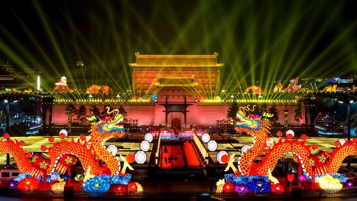 2025年1月22日晚，2025乙巳蛇年“长安灯会”在陕西西安正式启幕。这是西安城墙永宁门前的巨型花灯（无人机照片）。新华社记者 邹竞一 摄.jpeg