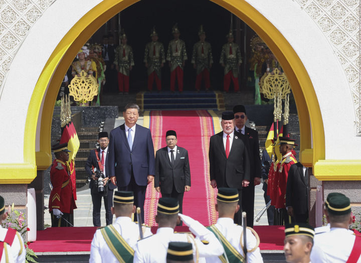4月16日上午，马来西亚最高元首易卜拉欣在马来西亚国家王宫同中国国家主席习近平举行会见。这是易卜拉欣在国家王宫广场为习近平举行隆重欢迎仪式。新华社记者 丁林 摄.jpg
