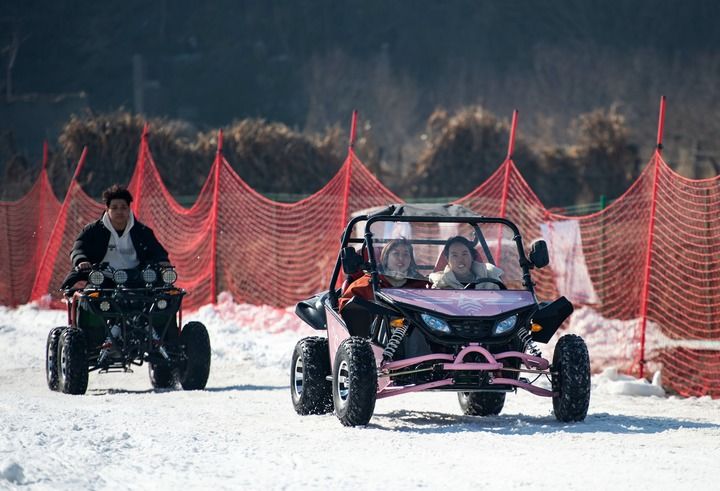 2025年1月19日，在河北省邯郸市复兴区东高河村滑雪场，游客在体验雪地越野车项目。新华社记者 王晓 摄.jpeg