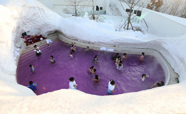 2025年1月17日，游客在沈阳清河半岛温泉度假酒店体验冰雪温泉。新华社记者 杨青 摄.jpeg