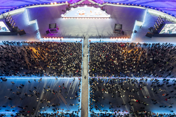 2025年1月31日，游客在哈尔滨冰雪大世界园区游玩（无人机照片）。新华社记者 张涛 摄.jpeg