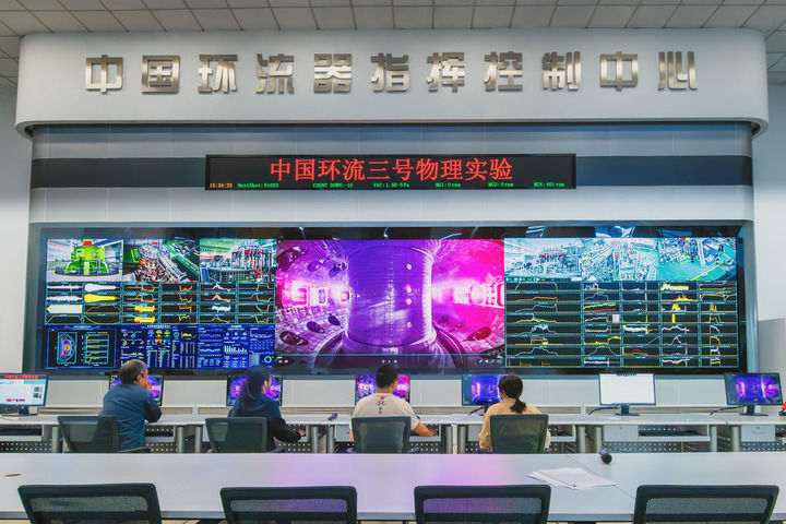 科研人员在位于四川成都的指挥控制中心监测“中国环流三号”物理实验情况（2024年11月4日摄）。新华社发（何淑芳 摄）.jpg