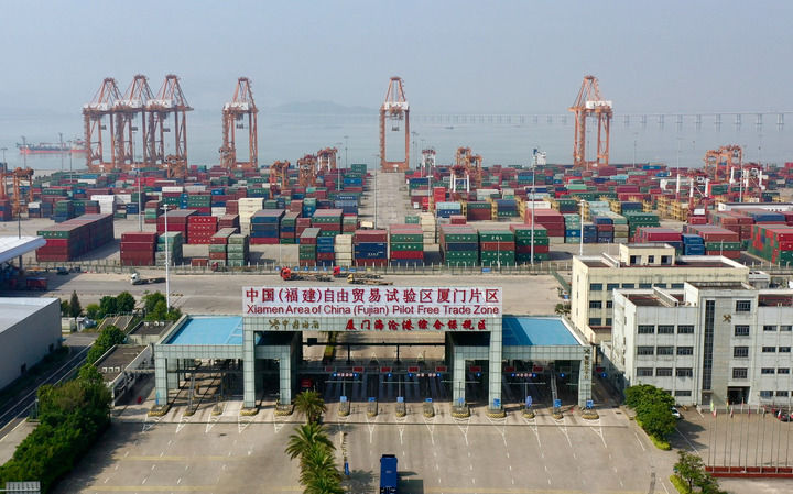 这是2024年10月15日拍摄的中国（福建）自由贸易试验区厦门片区集装箱码头（无人机照片）。新华社记者 姜克红 摄.jpg