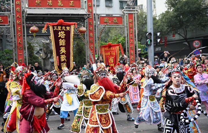 2025年1月23日，在广东汕头市潮阳区，塔馆英歌队队员在街头表演“中华战舞”。新华社记者 邓华 摄.jpeg