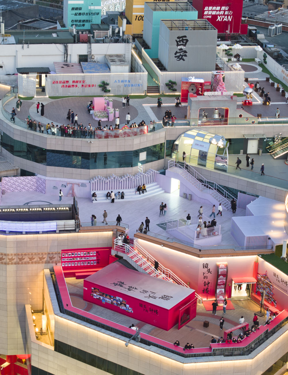 2025年3月19日，游客在西安开元商城观景平台上拍照游玩（无人机照片）。新华社记者 邵瑞 摄.jpeg