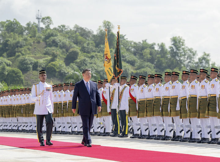 4月16日上午，马来西亚最高元首易卜拉欣在马来西亚国家王宫同中国国家主席习近平举行会见。易卜拉欣在国家王宫广场为习近平举行隆重欢迎仪式。这是习近平检阅仪仗队。.jpg