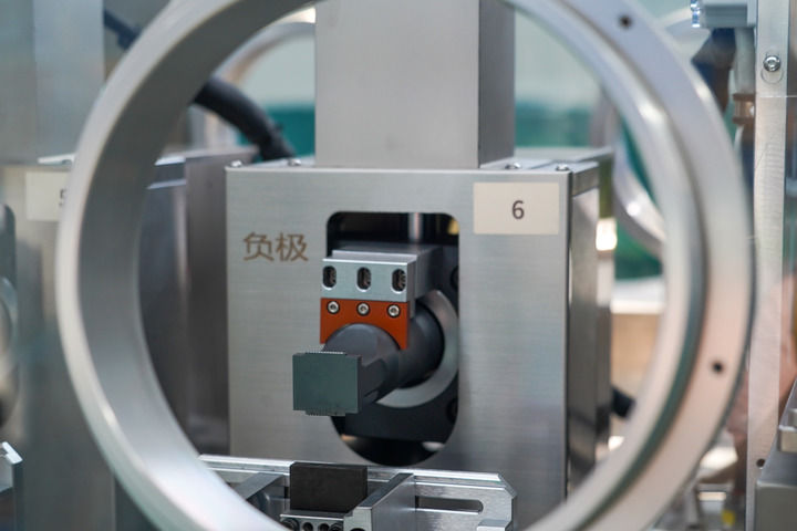 在四川宜宾拍摄的锂金属固态电池成套线局部（2024年9月2日摄）。新华社记者 唐文豪 摄.jpg