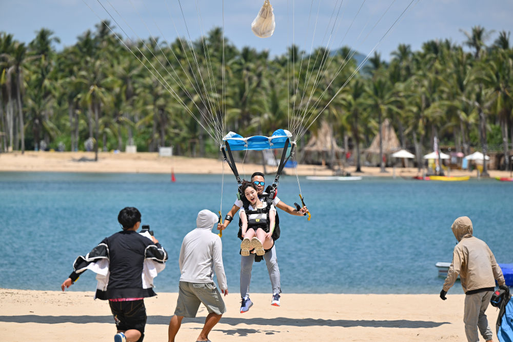 5月2日,游客在三亚塔赫跳伞基地体验跳伞。新华社记者 郭程 摄.jpeg