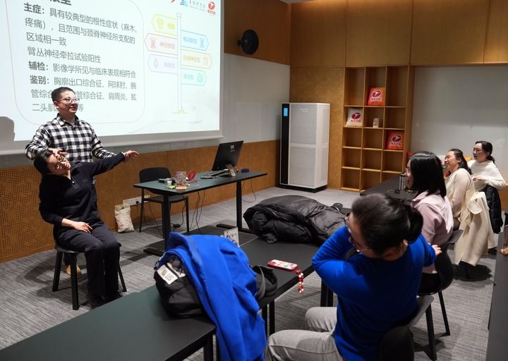 2025年3月20日晚，上海图书馆青年夜校的学员们在学习“中医科学调整办公室的职业病”课程。新华社记者 刘颖 摄.jpg