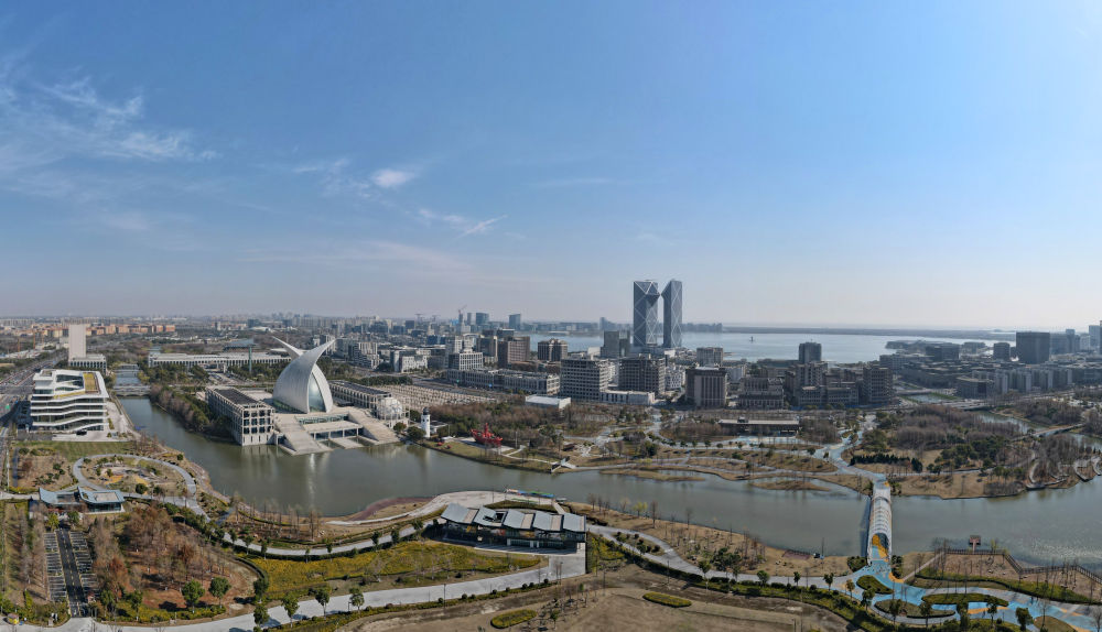 这是2025年3月19日拍摄的上海自贸试验区临港新片区滴水湖畔景色（无人机照片）。新华社记者 方喆 摄.jpg