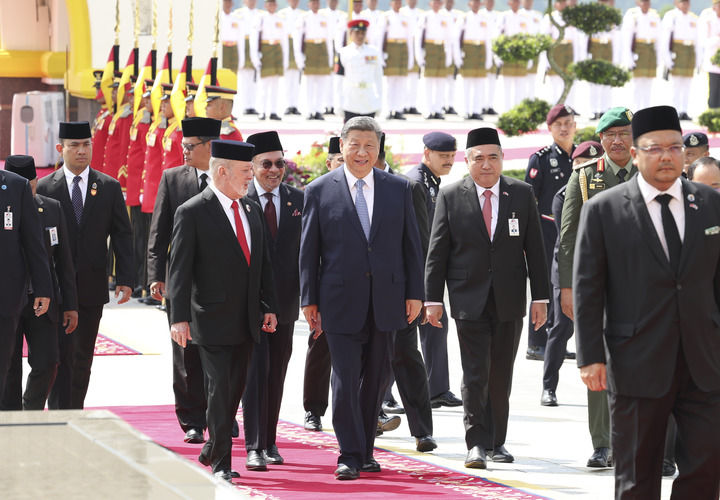 4月16日上午，马来西亚最高元首易卜拉欣在马来西亚国家王宫同中国国家主席习近平举行会见。易卜拉欣在国家王宫广场为习近平举行隆重欢迎仪式。新华社记者 黄敬文 摄.jpg