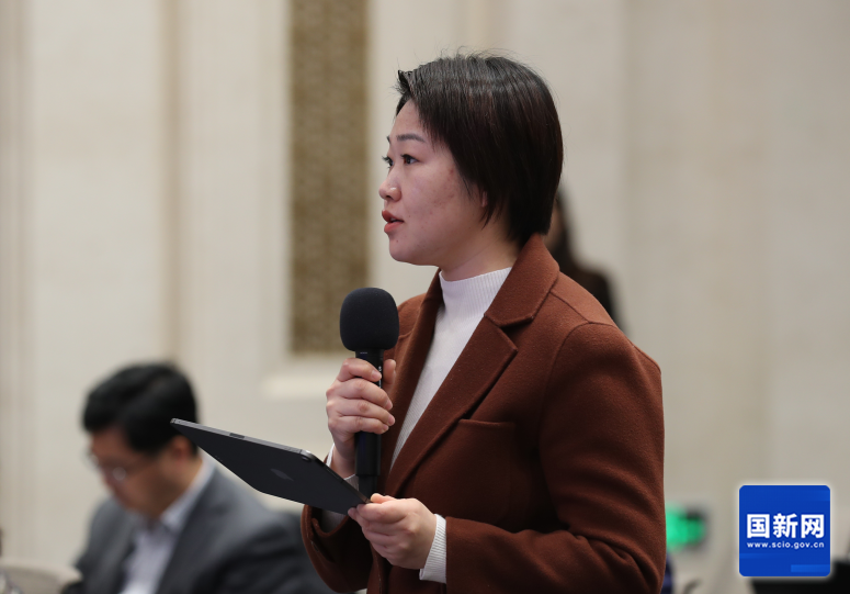 凤凰卫视记者提问(刘健 摄).png 凤凰卫视记者提问(刘健 摄).png